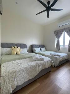Rúm í herbergi á 幸福轩&幸福一家民宿 Happiness Family Homestay