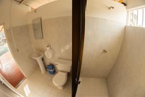 里韦拉Hospedaje las Brisas de Rivera的带厕所和淋浴的小浴室 更多42张照片