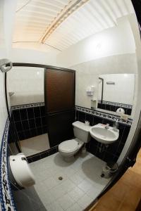 里韦拉Hospedaje las Brisas de Rivera的带马桶和水槽的浴室