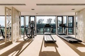 Fitness centrum a/nebo fitness zařízení v ubytování The Base Height Condo with Rooftop infinity pool
