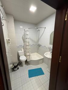 Ένα μπάνιο στο New Hotel Guli
