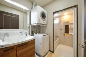 Koupelna v ubytování CONDOMINIUM Yomitan 蔵 + 37 fotografií