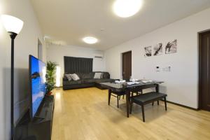 TV a/nebo společenská místnost v ubytování CONDOMINIUM Yomitan 蔵