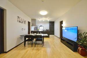 TV a/nebo společenská místnost v ubytování CONDOMINIUM Yomitan 蔵