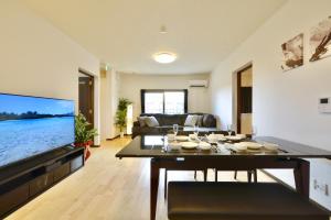 TV a/nebo společenská místnost v ubytování CONDOMINIUM Yomitan 蔵
