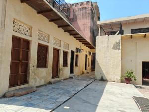 an empty alley in an old building at Shri Vijay Kishor Dharamshala in Vrindāvan