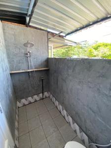 Et badeværelse på Koh Ngai Sea Open Resort