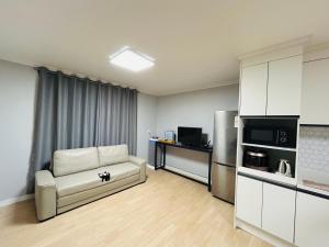 Η κουζίνα ή μικρή κουζίνα στο Myeongdeok St JM house +21 φωτογραφίες