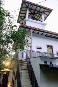 una escalera que conduce a una casa blanca en Dunitha Villa - Surrounded by Greenery, en Dikwella