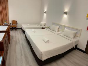 Postel nebo postele na pokoji v ubytování Hotel Ipoh City