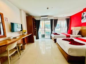 TV a/nebo společenská místnost v ubytování PJ Patong Resortel