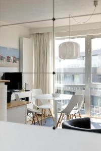 Una cocina y un comedor con mesa y sillas. en Les Voiliers 21, en Sint-Idesbald