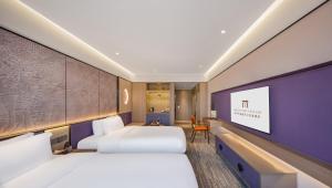 Postel nebo postele na pokoji v ubytování New Century Mansion Hotel Nanxun Shuijingjing