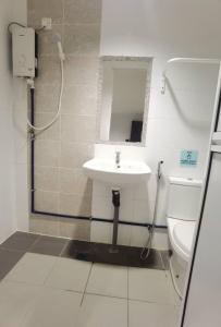 センポルナにあるChen Houseの洗面台とトイレ付きのバスルーム