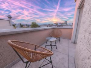 UP&GREAT Apartments - Stylish City Living的阳台或露台