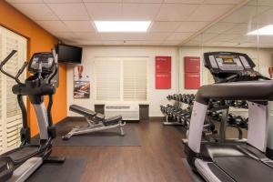 Fitness centrum a/nebo fitness zařízení v ubytování Comfort Suites DFW N-Grapevine