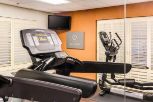 Fitness centrum a/nebo fitness zařízení v ubytování Comfort Suites DFW N-Grapevine