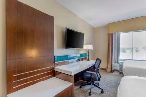 TV/trung tâm giải trí tại Comfort Suites Knoxville East