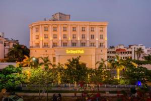 Κήπος έξω από το Hotel Le Royal Park - Puducherry