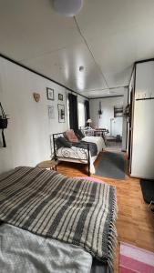 ein Schlafzimmer mit zwei Betten und ein Wohnzimmer in der Unterkunft Elämyksellinen majoitus farmilla in Kälviä
