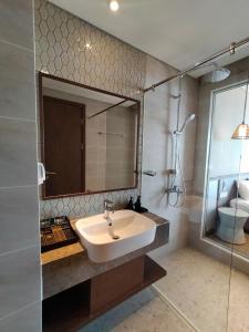 un baño con lavabo y espejo en Mandala Coast Chambay Bình Thuận, en Ấp Nhơn Long