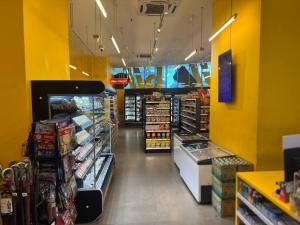 Supermarket nebo jiné obchody v  hostelu nebo okolí