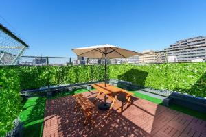 patio con ombrellone, tavolo e panche di 120Tb 楓屋2F 楓屋アネックス 67m貸切 三田線志村坂上駅徒歩10分東京タワー直通キッズスペースリノベ a Tokyo
