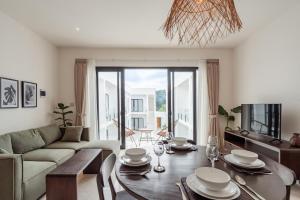 una sala de estar con un sofá y una mesa en Serene 1 bedroom apartment, en Canggu