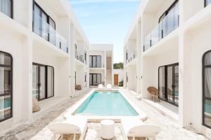 una piscina cubierta en un edificio con ventanas en Serene 1 bedroom apartment, en Canggu