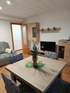 sala de estar con mesa de madera y sillas en Juderia, en Teruel