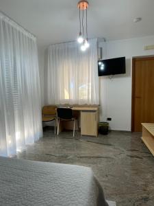 A television and/or entertainment centre at B&B Villa Marinetti