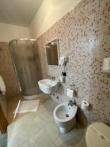 A bathroom at B&B Villa Marinetti