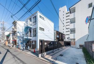 un bâtiment dans une rue équipée de lignes électriques dans l'établissement Floral Green Maple House, à Kyoto