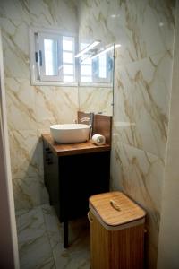 a bathroom with a sink and a mirror at Résidence Alicia Grand studio luxueux et élégant in Bingerville