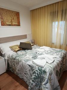 1 dormitorio con 1 cama grande con manta en Juderia, en Teruel 15 fotos más
