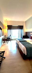 Un pat sau paturi într-o cameră la Regenta Central Grand Exotica