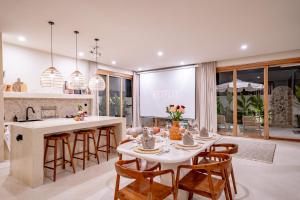 a kitchen and dining room with a table and chairs at Villa Samara Pererenan in Tumbak Bayuh