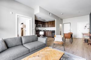 Dapur atau dapur kecil di Culver City 1BR w WD Gym Pool Walk to Shops LAX-324