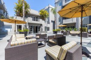 Ruang duduk di Culver City 1BR w WD Gym Pool Walk to Shops LAX-324