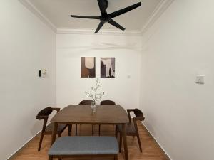 クアンタンにあるDeMUJI4 10Pax 3BR PS4, 1Min to ECM KCM, Netflixのダイニングルーム(テーブル、天井ファン付)