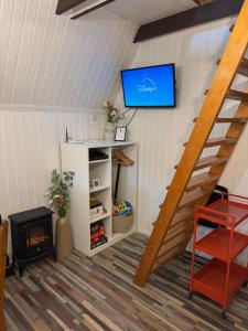 A television and/or entertainment centre at Kis Veréb Körösparti Házikó