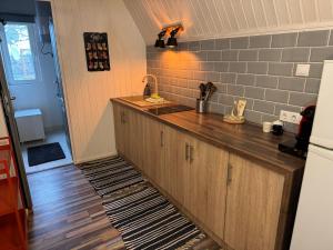 A kitchen or kitchenette at Kis Veréb Körösparti Házikó