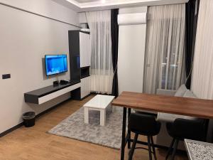 TV a/nebo společenská místnost v ubytování Başaran Rezidans & Otel