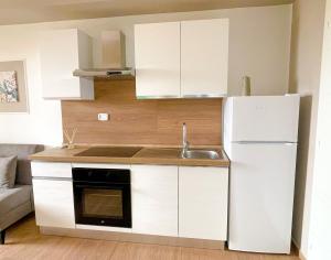 Kuchyň nebo kuchyňský kout v ubytování B&B e Apartment MARIA VITTORIA - Anzio Blue Horizon - 150 mt dal mare
