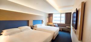 Un pat sau paturi într-o cameră la Hotel Midcity Myeongdong