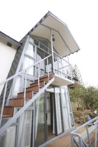 Casa con balcón con puertas de cristal en DD Hospitality - Mây Bách Đà lạt, en Da Thien 74 fotos más