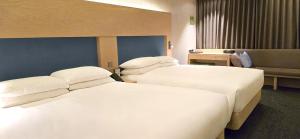 Un pat sau paturi într-o cameră la Hotel Midcity Myeongdong