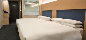 Un pat sau paturi într-o cameră la Hotel Midcity Myeongdong
