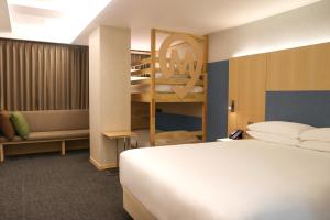 Un pat sau paturi într-o cameră la Hotel Midcity Myeongdong