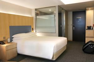 Un pat sau paturi într-o cameră la Hotel Midcity Myeongdong